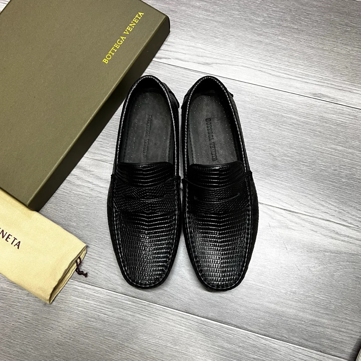 Factory price 480 BV 〰️Purely handmade classic men's beanie shoes👉👉driving shoes, slip-on shoes, made of imported cowhide from Italy, 💕water-dyed cowhide lining, 🔊original outsole, waterproof platform design, comfortable on the feet. A good choice for traveling and driving, three colors available, code number: 38-44, (45 can be customized)